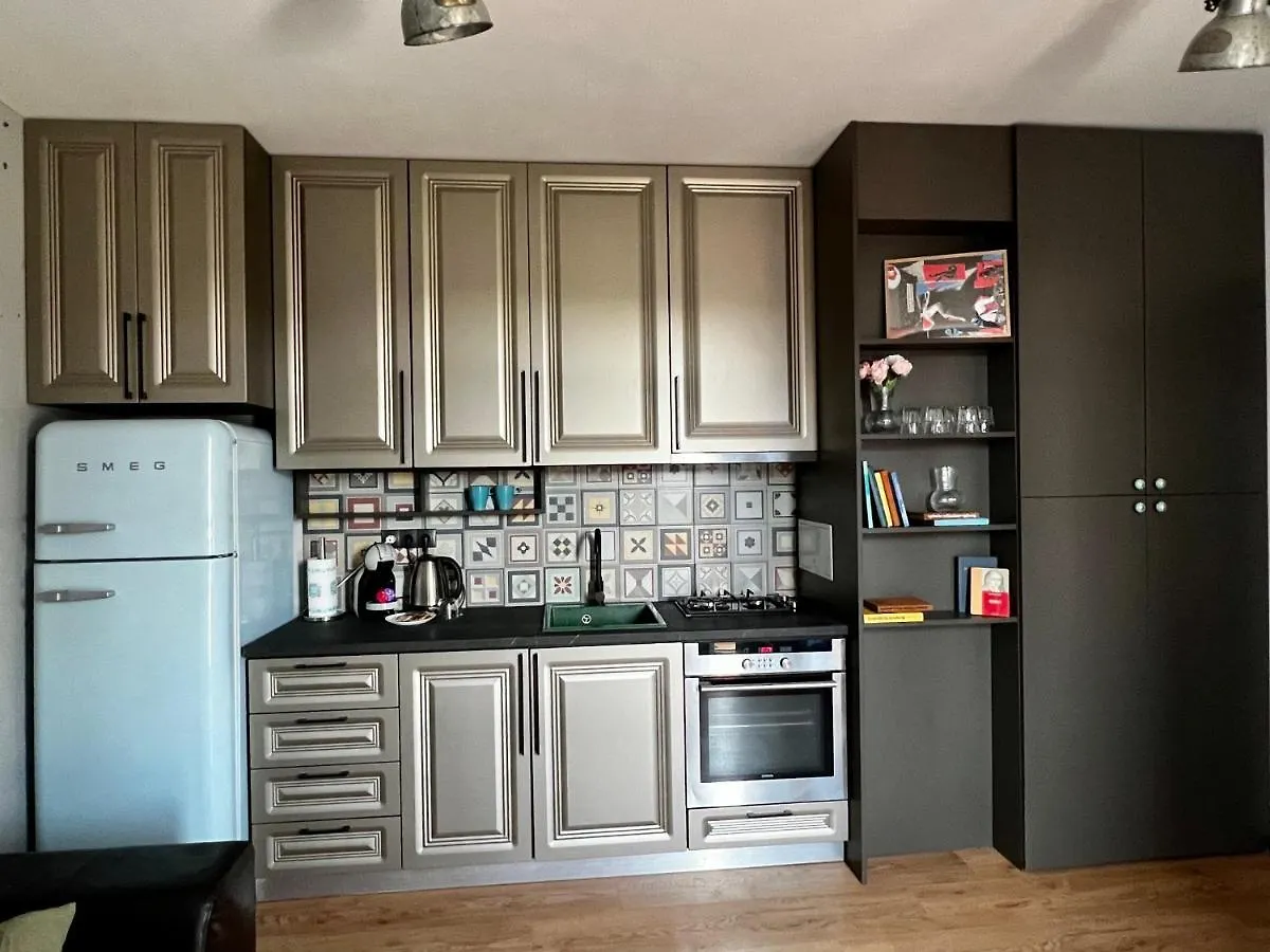 Art Apartment Near Paradise Mall & Metro Station Sofie