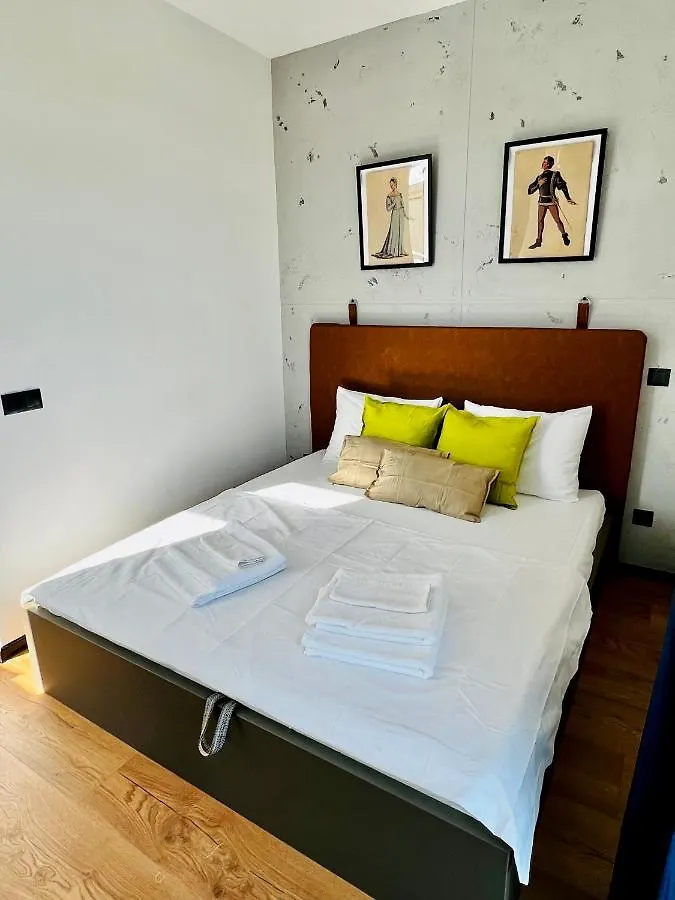 Art Apartment Near Paradise Mall & Metro Station Sofie