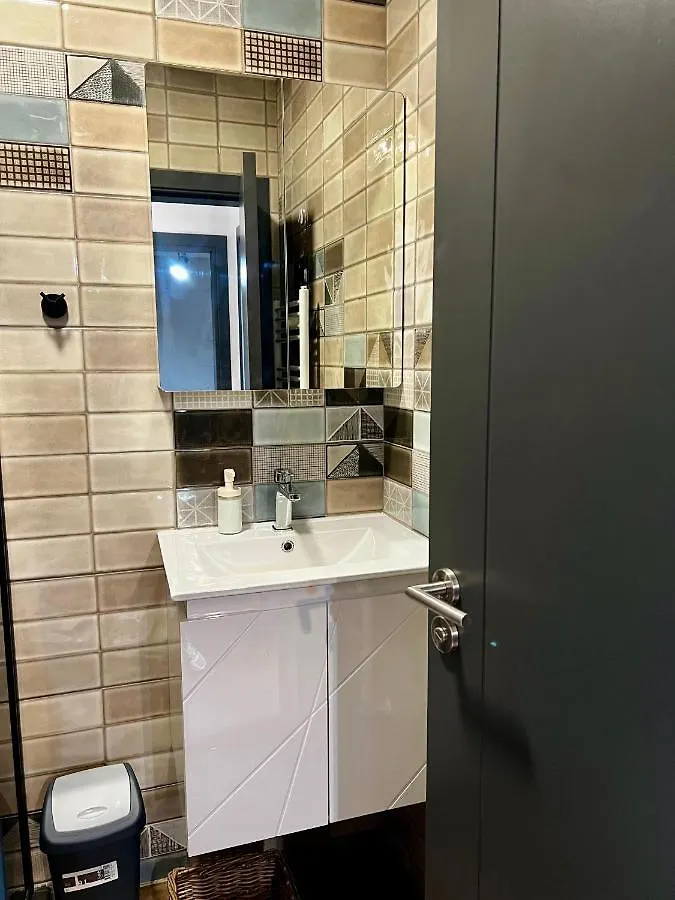 Art Apartment Near Paradise Mall & Metro Station Sofie